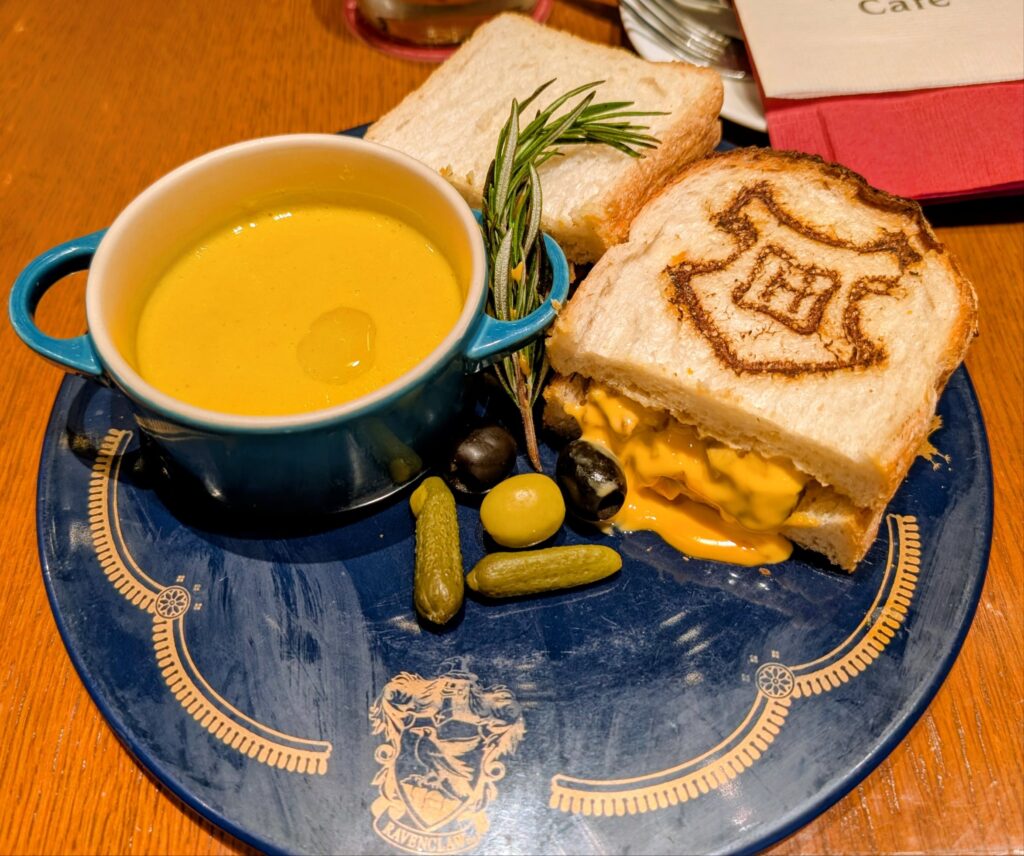 ハリーポッターカフェ赤坂のホグワーツチーズトースティー　レイブンクロー
