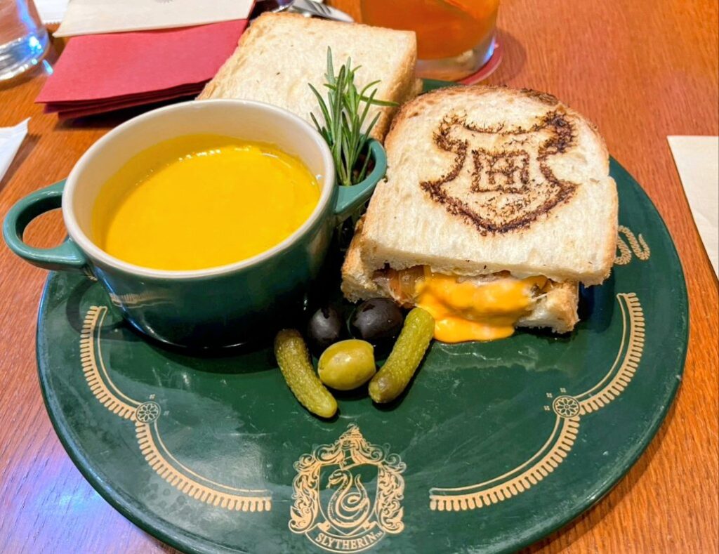 ハリーポッターカフェ赤坂のホグワーツチーズトースティー　スリザリン